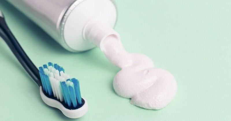 Pasta de dientes con cepillo